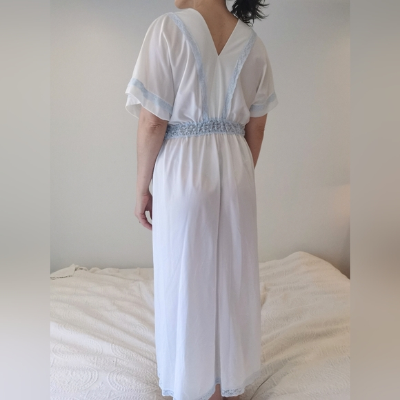 *sold*Medium vintage satin and lace robe, vintage bridal lingerie - Picture 4 of 5